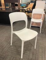 Modern retro stackable plastic chair - Image 5